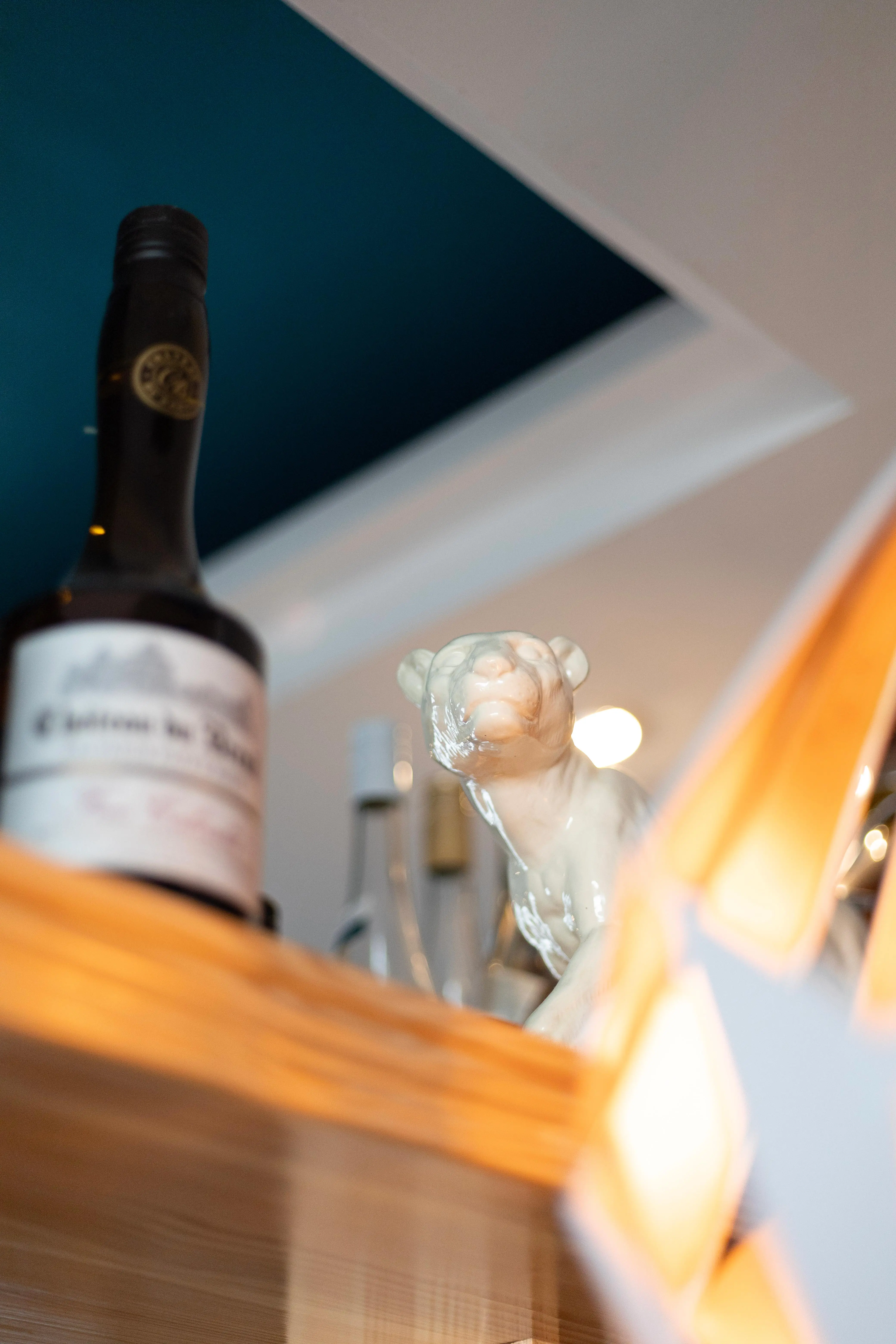 Coin bar et statuette panthère