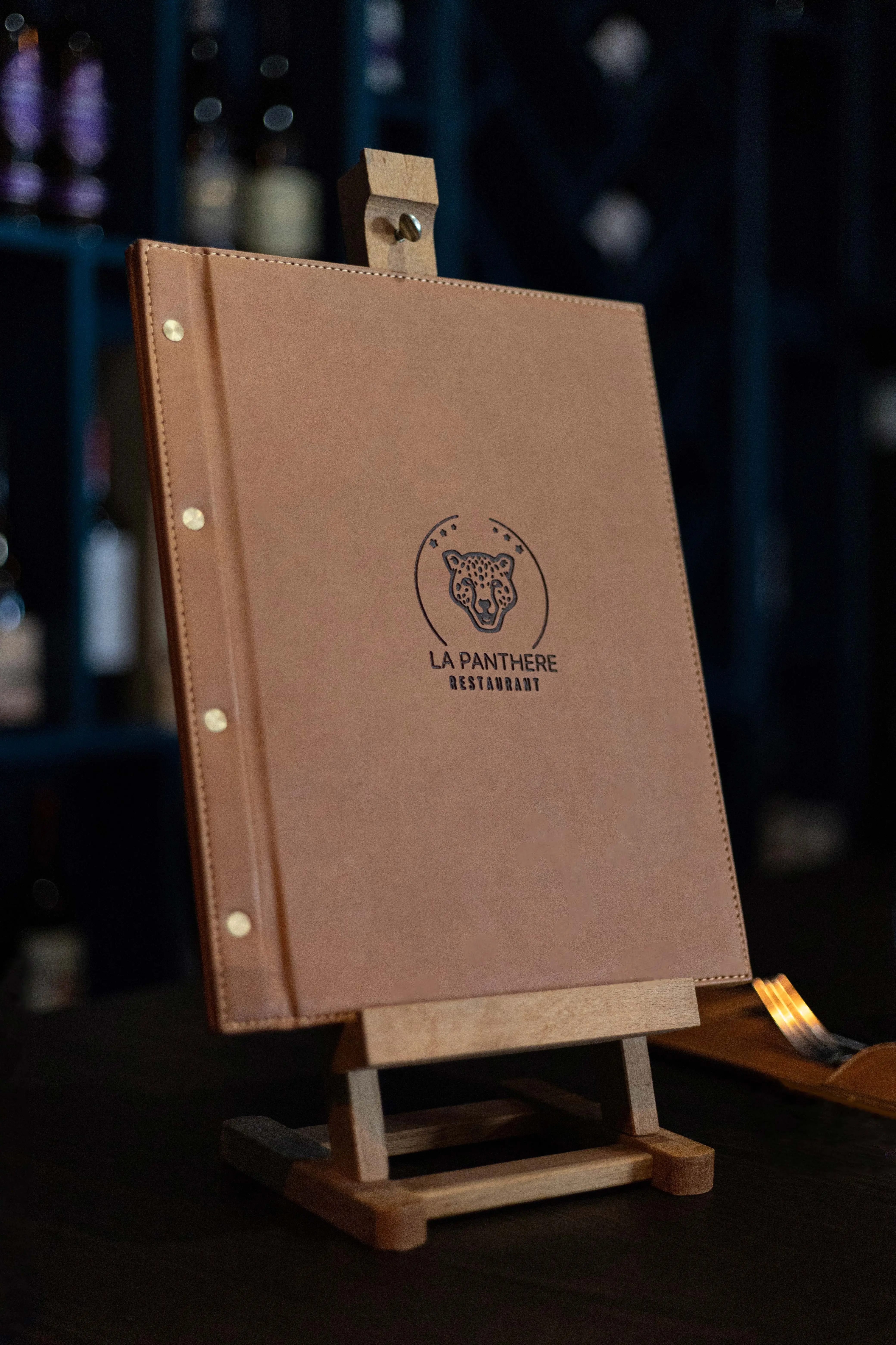 La carte du restaurant, couverture cuir au logo panthère