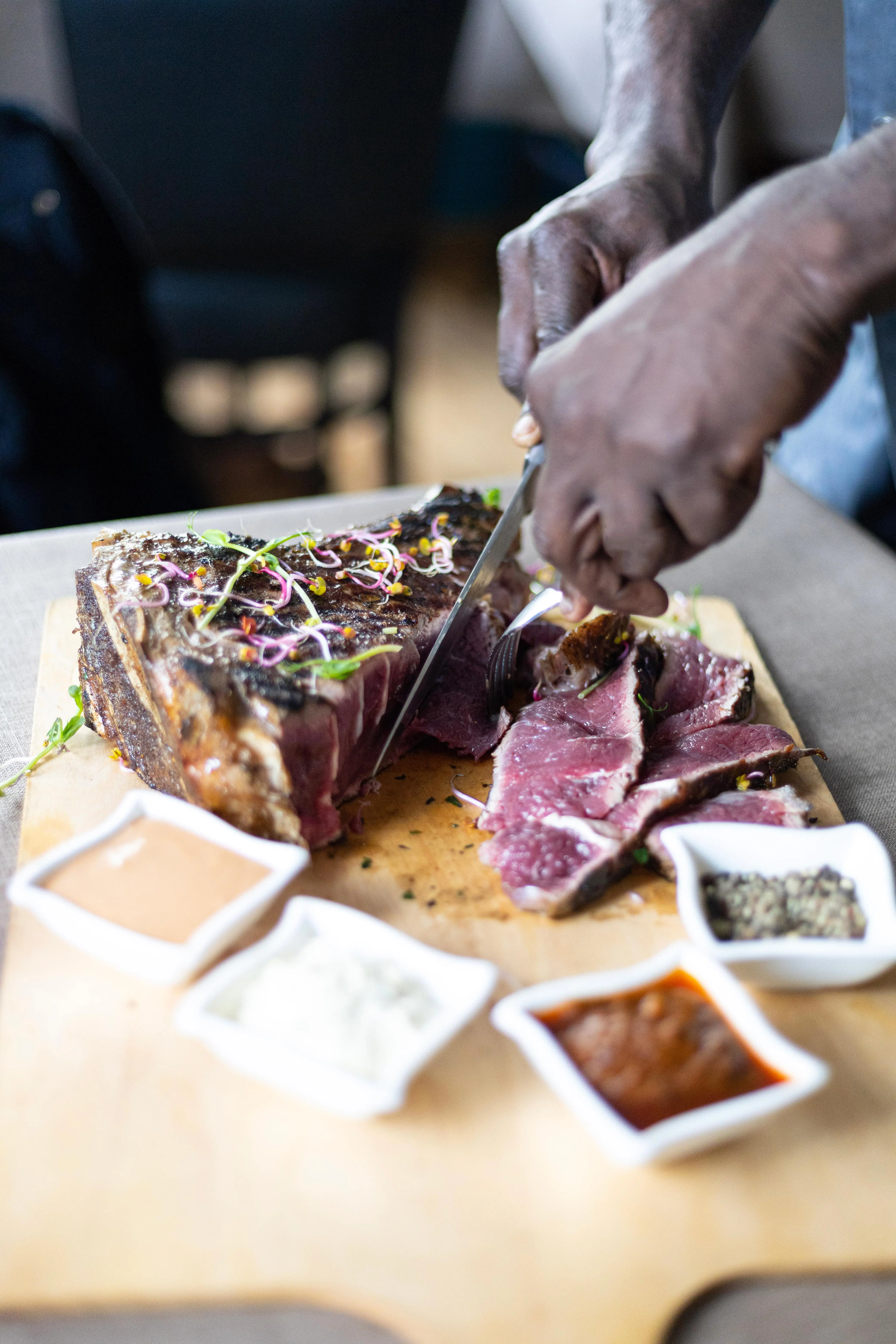 Découpe d'une côte de bœuf aux micro-herbes