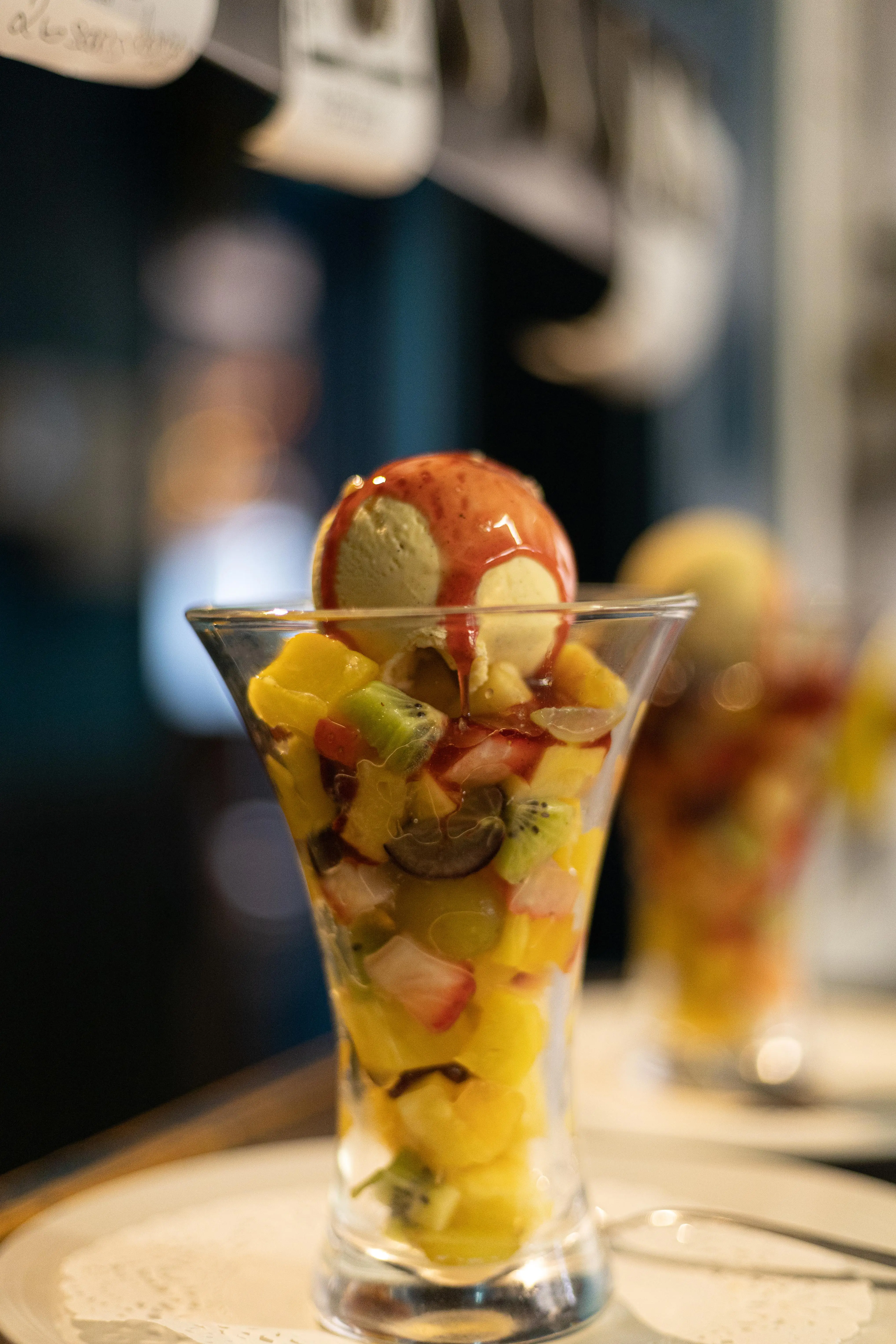 Coupe de salade de fruits, glace et coulis