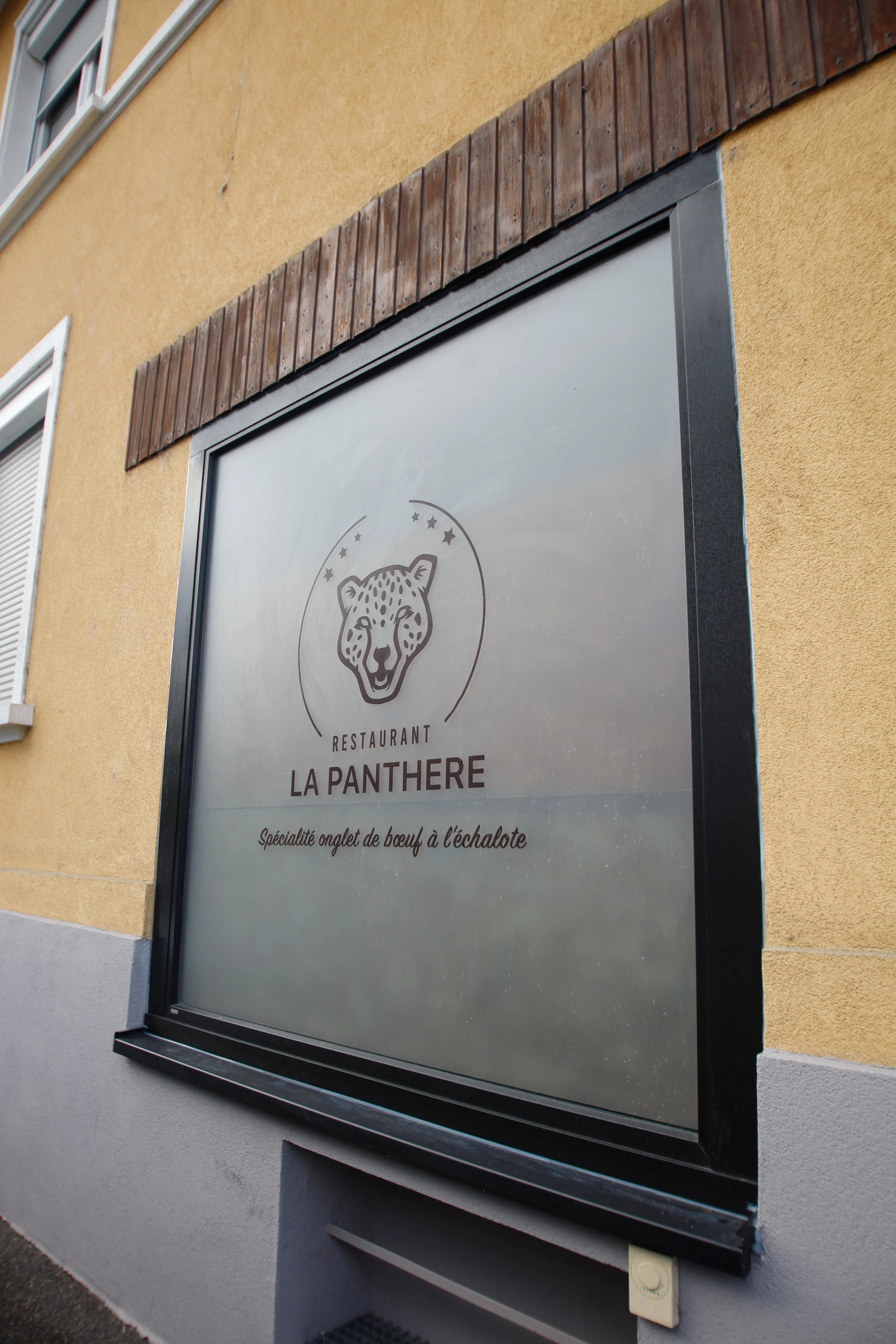 Sign and logo of Restaurant La Panthère