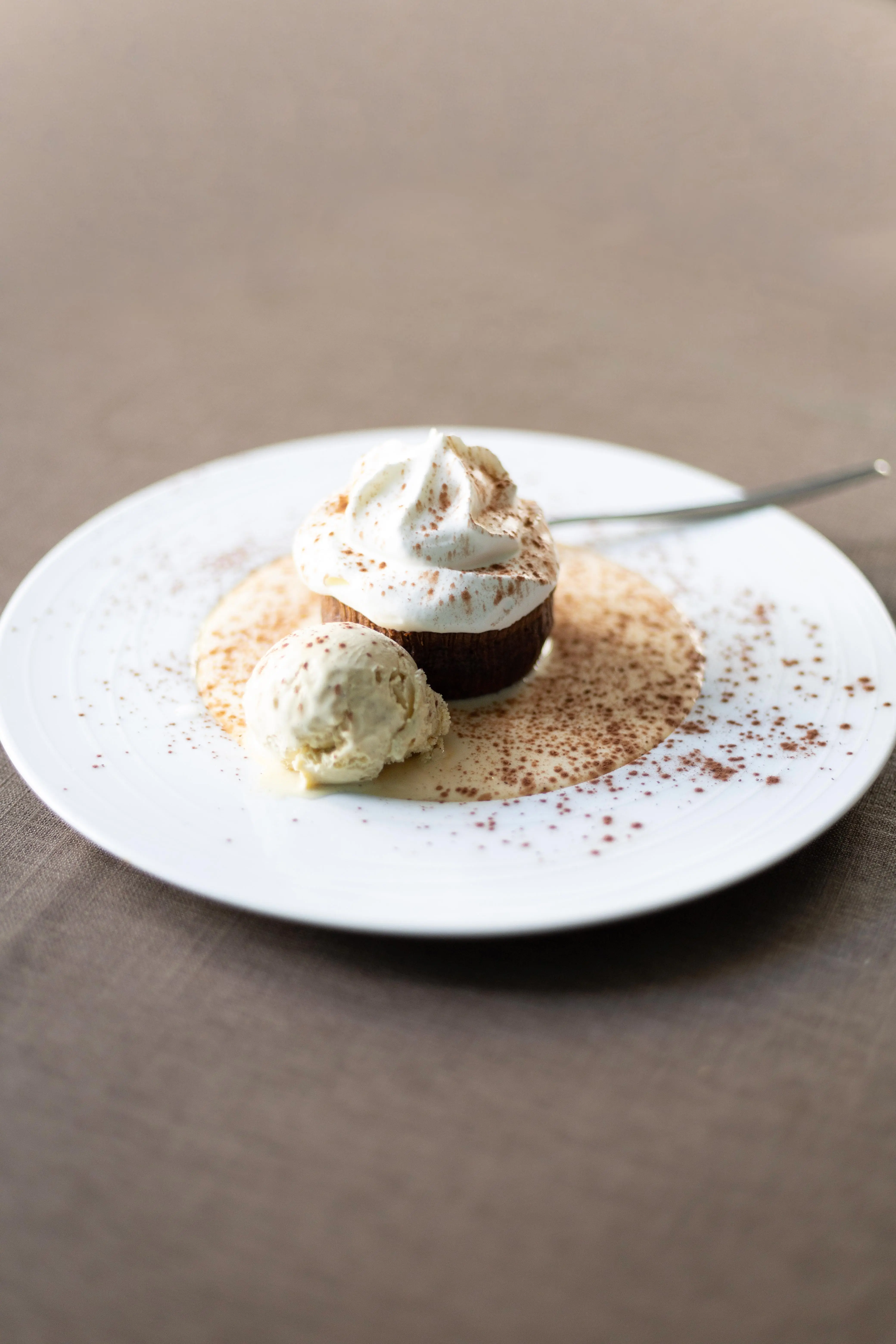 Fondant chocolat, glace, chantilly, crème anglaise, cannelle