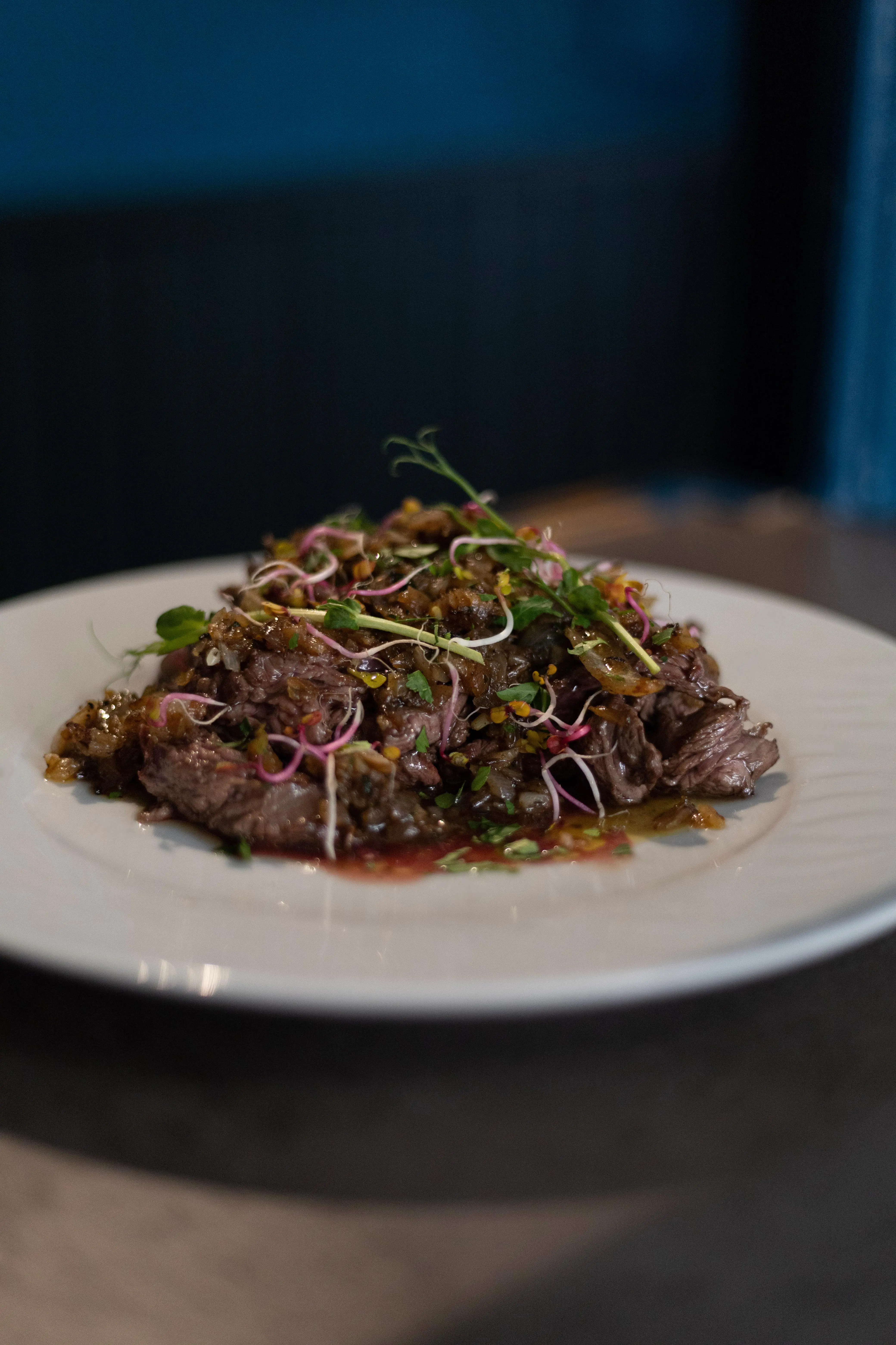 Onglet de bœuf à l'échalote dressé à l'assiette