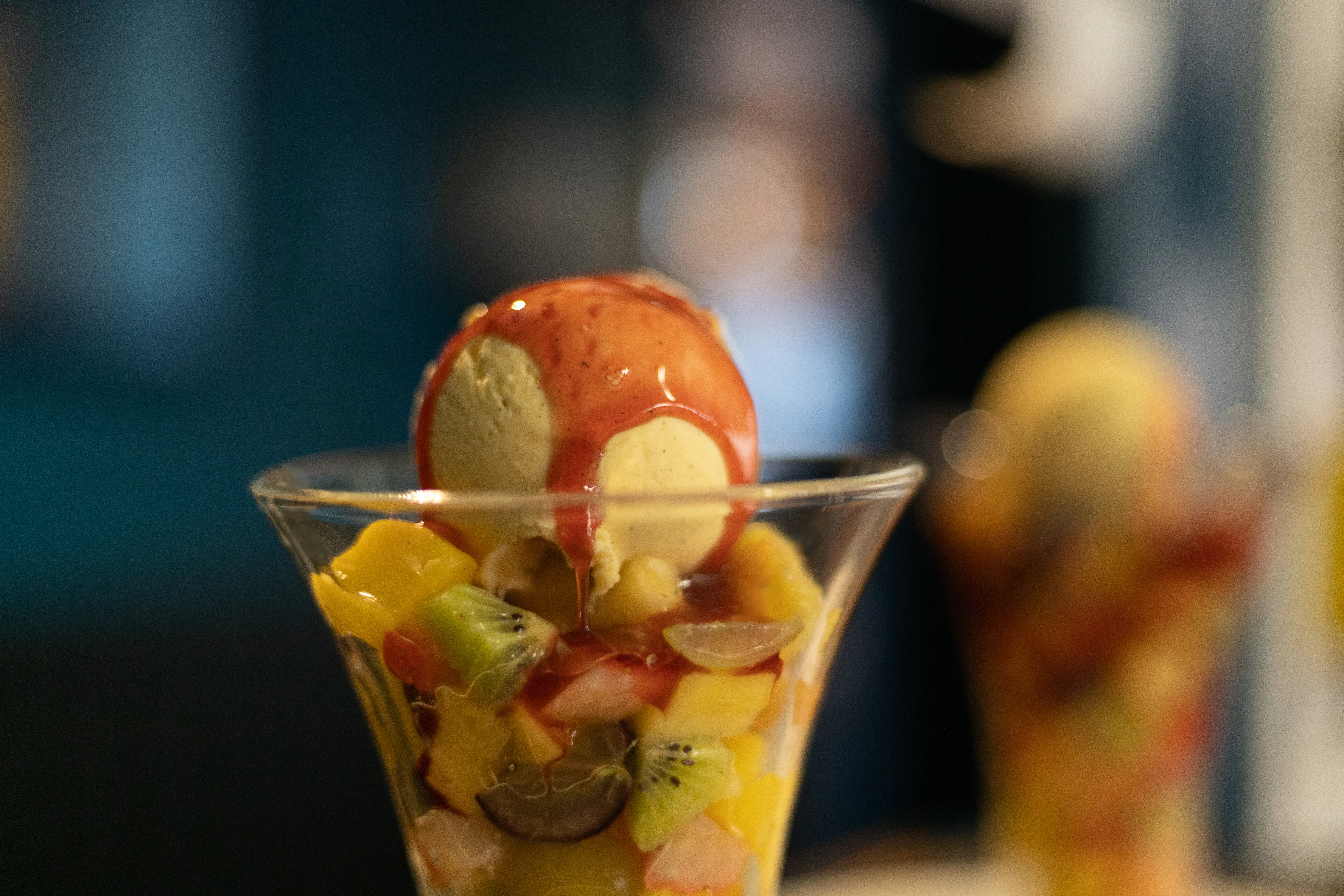 Salade de fruits, boule de glace et coulis