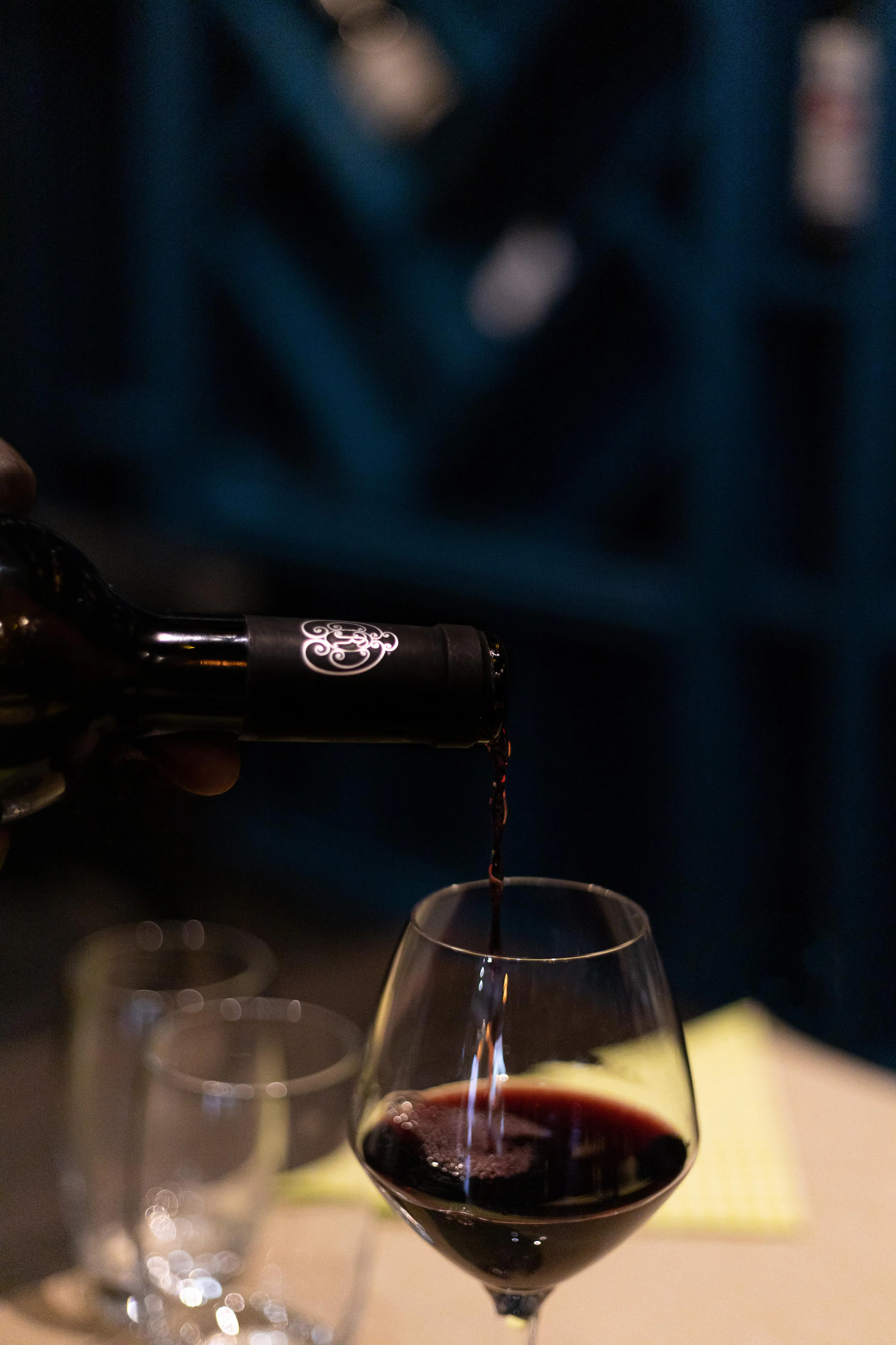 Service de vin rouge à table — ambiance accueillante du restaurant